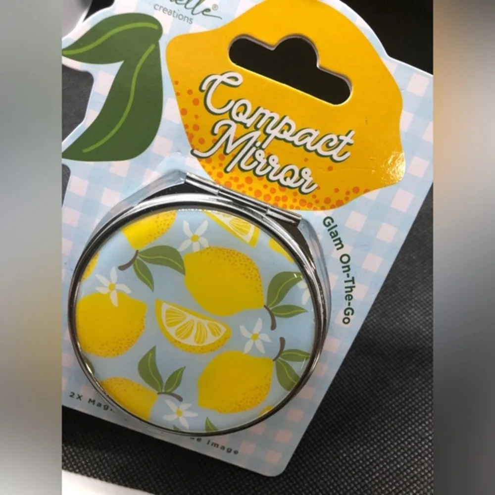 Lemon vines printed glam on‎ the go foldable 2X magnifying compact mirror new